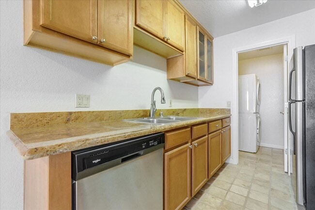 Building Photo - 2 Bedroom, 1 Bath, Upstairs Condo in the C...