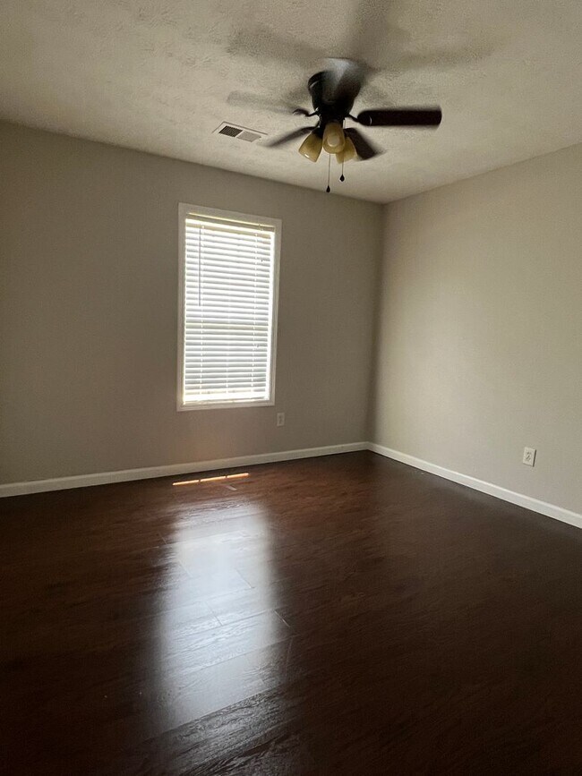 Building Photo - Charming 3 Bedroom 2 Bath home on large lot