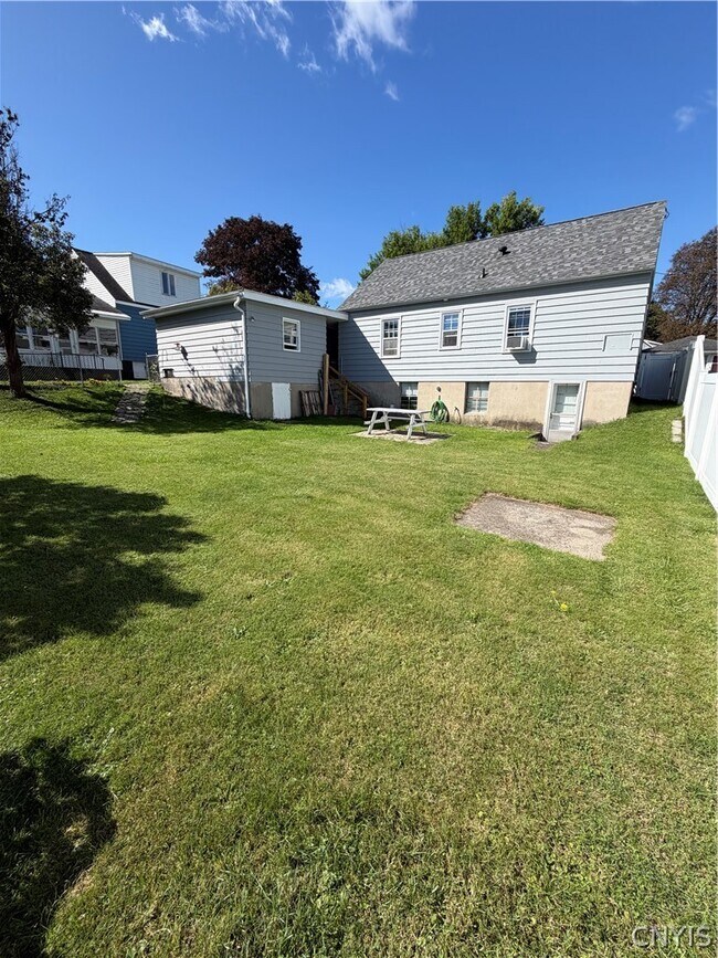 Building Photo - 352 Wainwright Ave