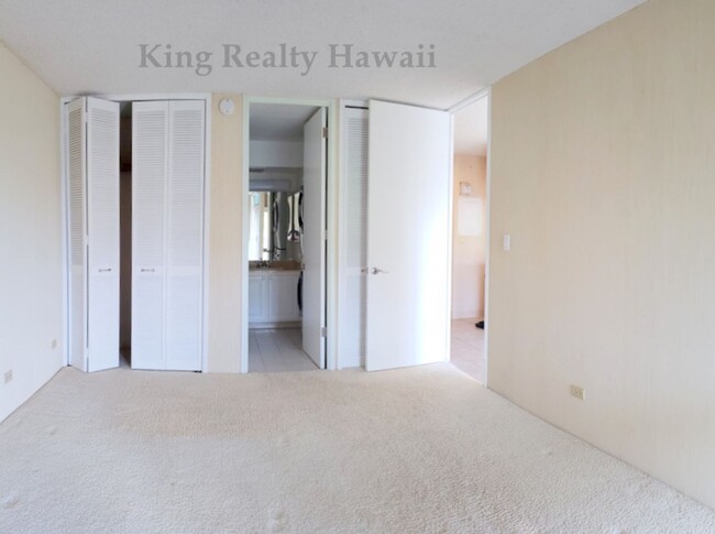 Building Photo - *VERY CLEAN 1 br / 1 bath w/Den(small offi...