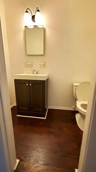 Main House Master Bath - 1721 Moselle Avenue