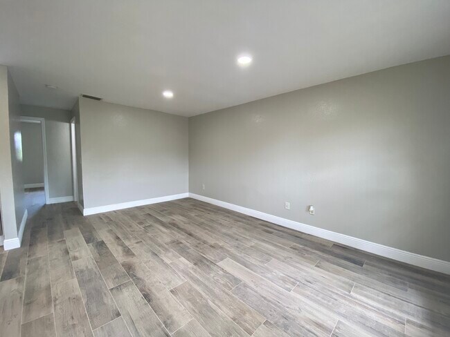 Building Photo - 2210 Marilyn Ln