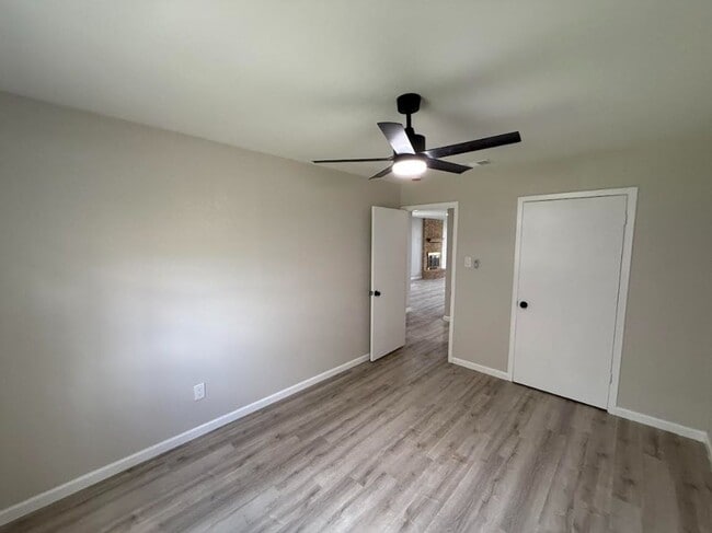 Building Photo - AVAILABLE NOW - (SECTION 8 ACCEPTED)
