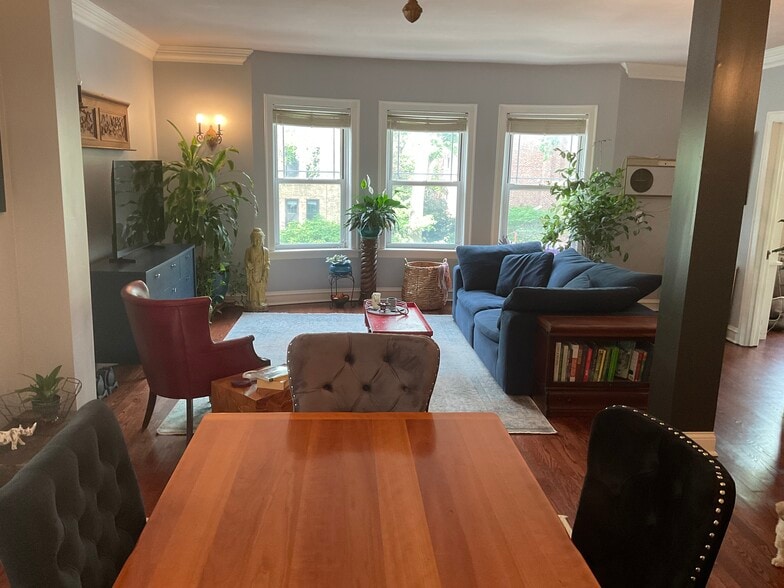 Open floor plan with the dining and living rooms - 825 Forest Ave