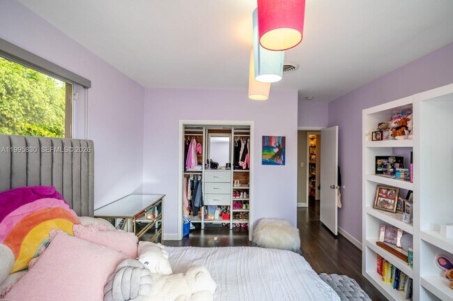 Building Photo - 9520 E Broadview Dr