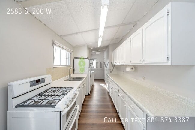 Building Photo - 2583 S 200 W