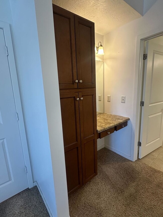 Building Photo - Gorgeous Condo!