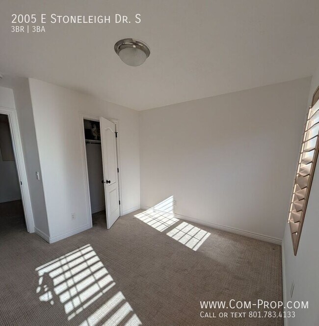 Building Photo - 2005 Stoneleigh Dr S