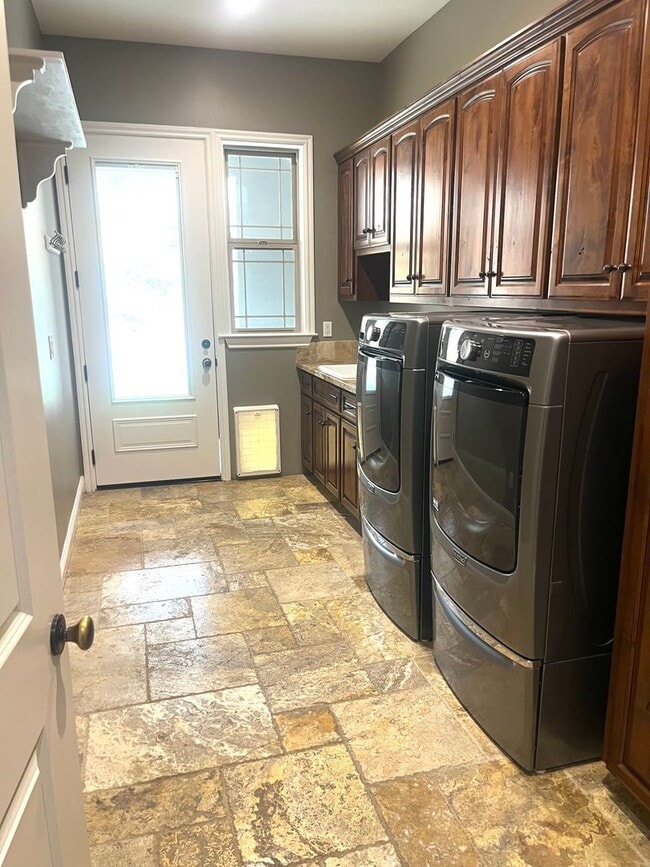 Building Photo - Custom Executive 4bd/3bath home on 2 acres...