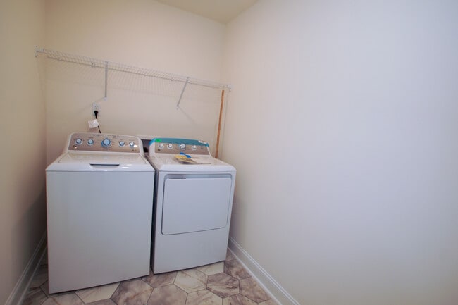 Building Photo - 206 Oakchest Ct