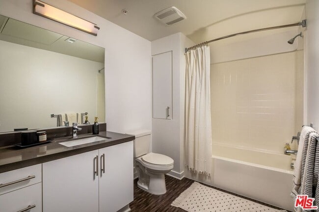 Building Photo - 1120 W 6th St