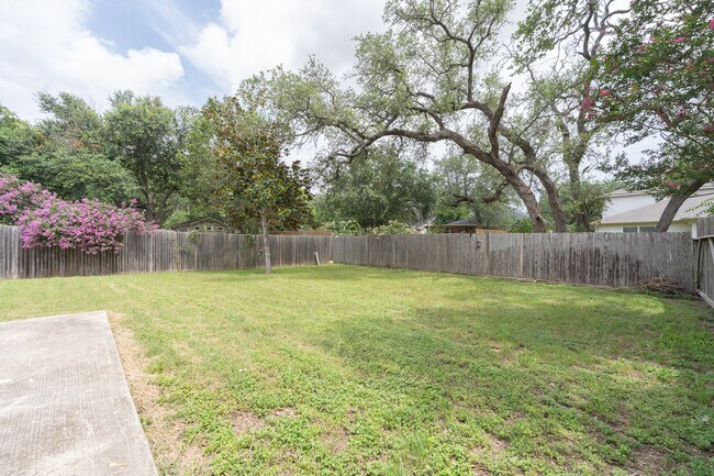 Building Photo - 3926 Privet Pl