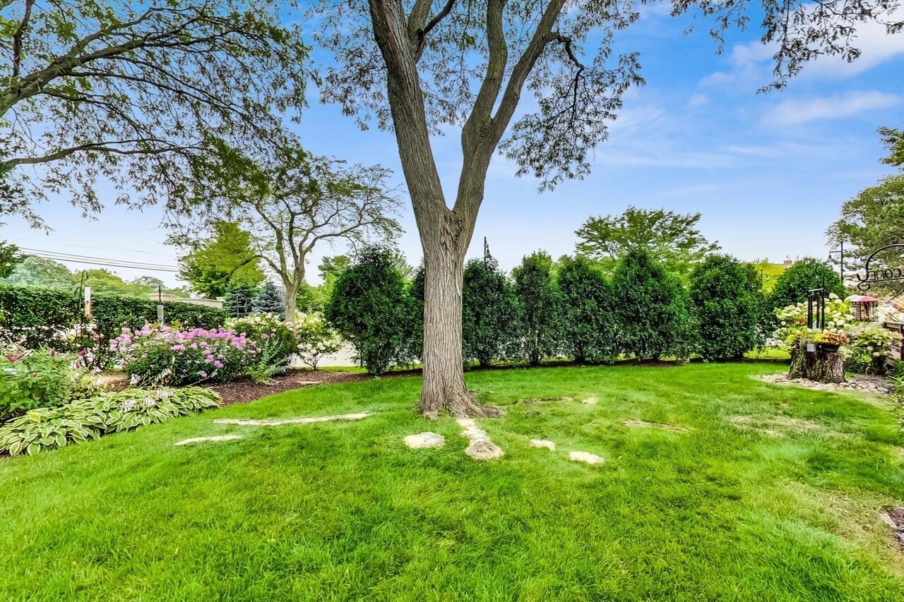 Building Photo - 1 Oak Tree Ct
