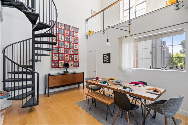 Building Photo - Industrial Chic 3bed/3bath loft style cond...
