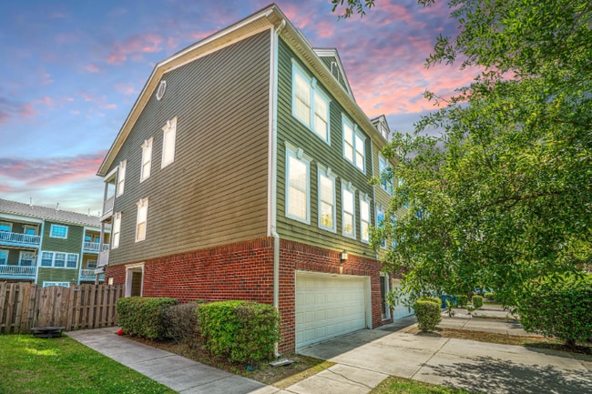 Building Photo - 9042 Parlor Dr