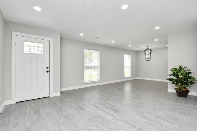 Building Photo - 9726 Springmont Dr