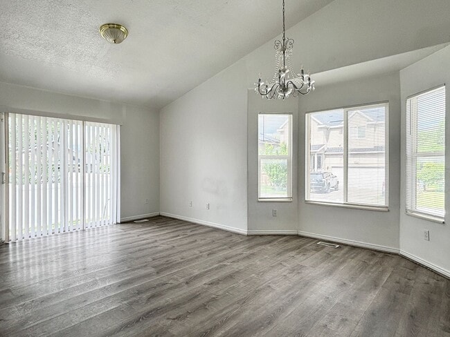 Building Photo - Bright & Spacious Rambler in Rose Park!