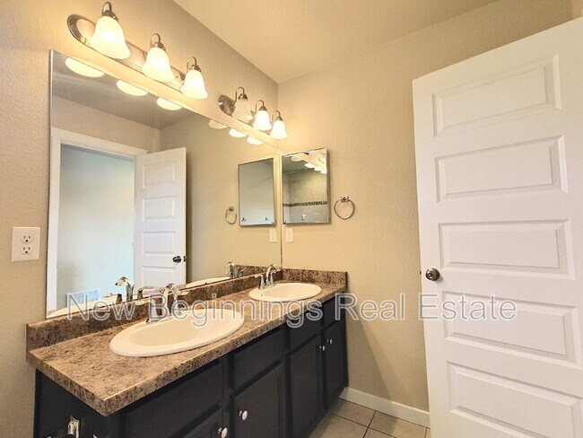 Building Photo - 2562 Ellingwood Dr