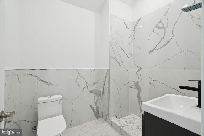 Building Photo - 5164 Ridge Ave