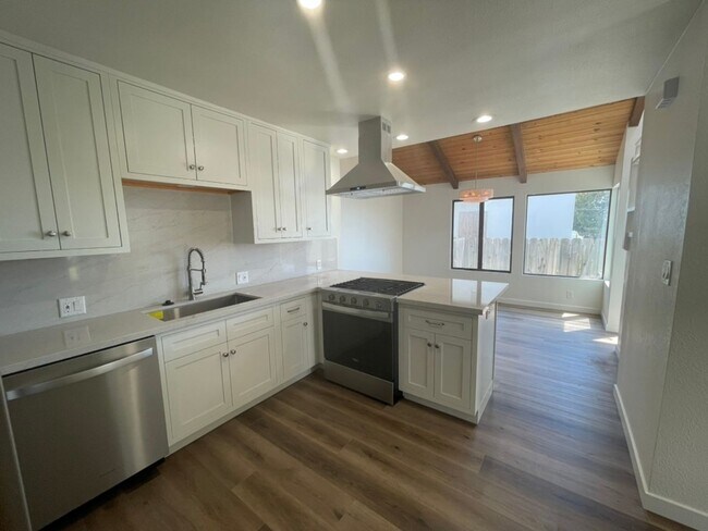 Building Photo - Pismo Duplex