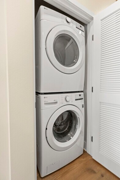 Stackable W/D - 2043 Lincoln Ave