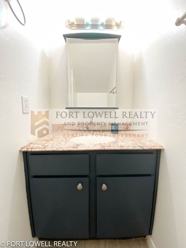 Building Photo - 2 Bed 2.5 Bath Townhome