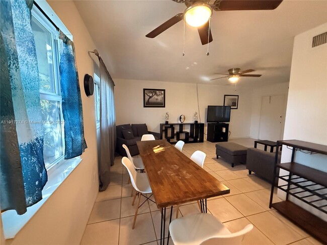 Building Photo - 1104 N 17th Ct