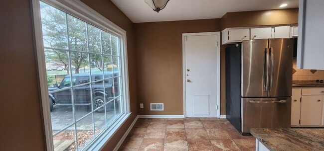 Building Photo - FRESH Paint!  Sprawling, Hurstbourne Ranch with Basement!  3 Bedrooms, 3 Full Baths, Hardwood Flo...