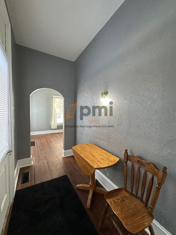 Building Photo - 912 Chicago St