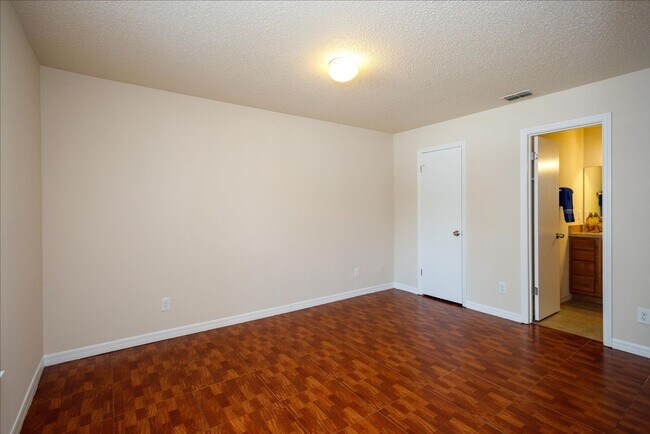 Building Photo - Ready Move to move 2 bedroom 2 bath Condo ...