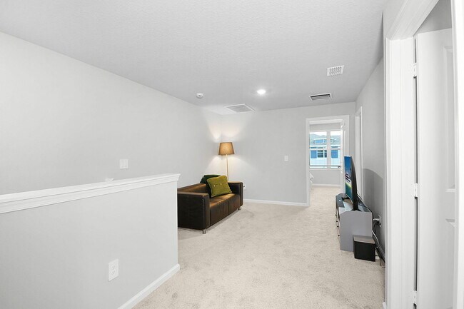 Building Photo - 5766 SE Edgewater Cir