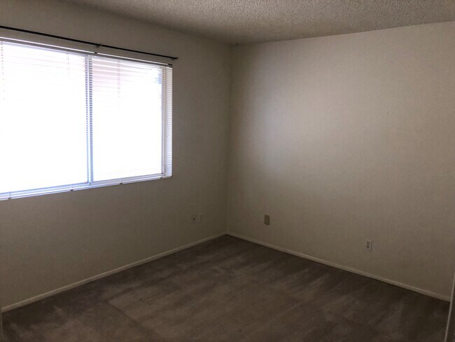 Building Photo - 1203 W Cheyenne Dr