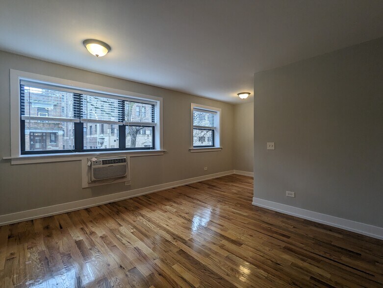 Building Photo - 510 W Briar Pl
