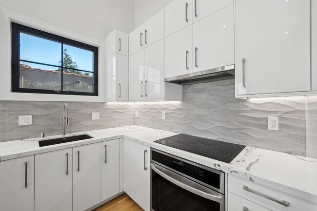 Building Photo - Newly Built Home With Loft in Downtown Palo Alto