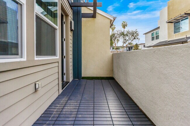 Building Photo - 7631 University Ave