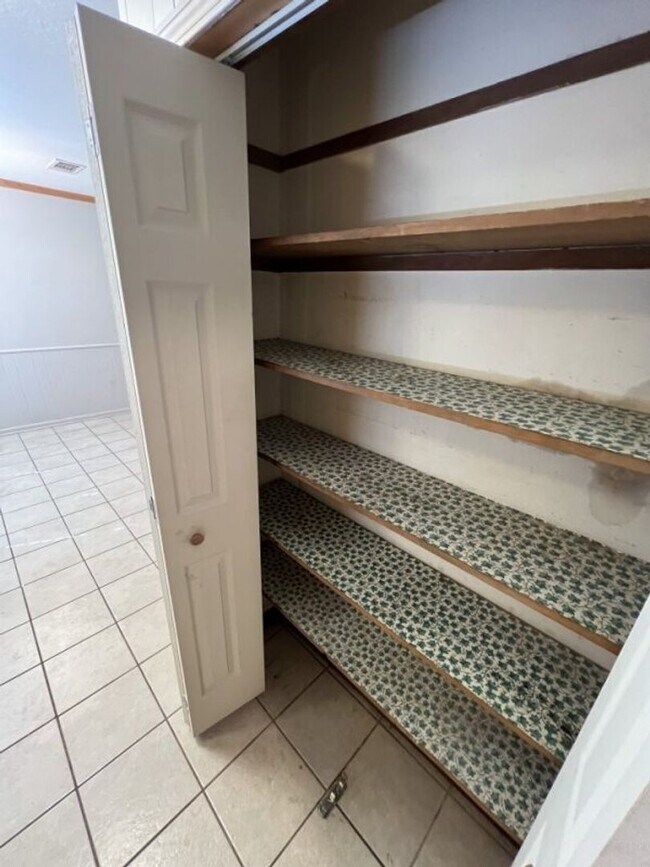 Building Photo - Charming 3-Bed + Office/Flex in Establishe...