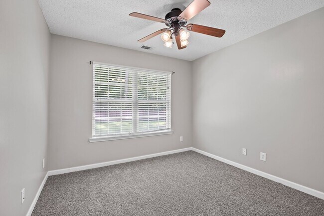 Building Photo - 115 Nandina Wy