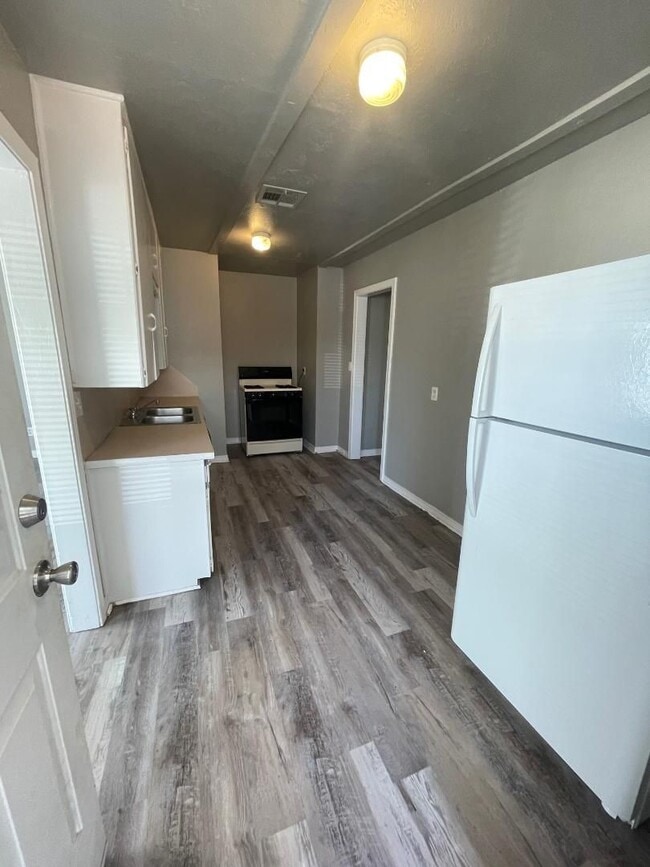 Building Photo - 2 BED 1 BATH DUPLEX FOR LEASE