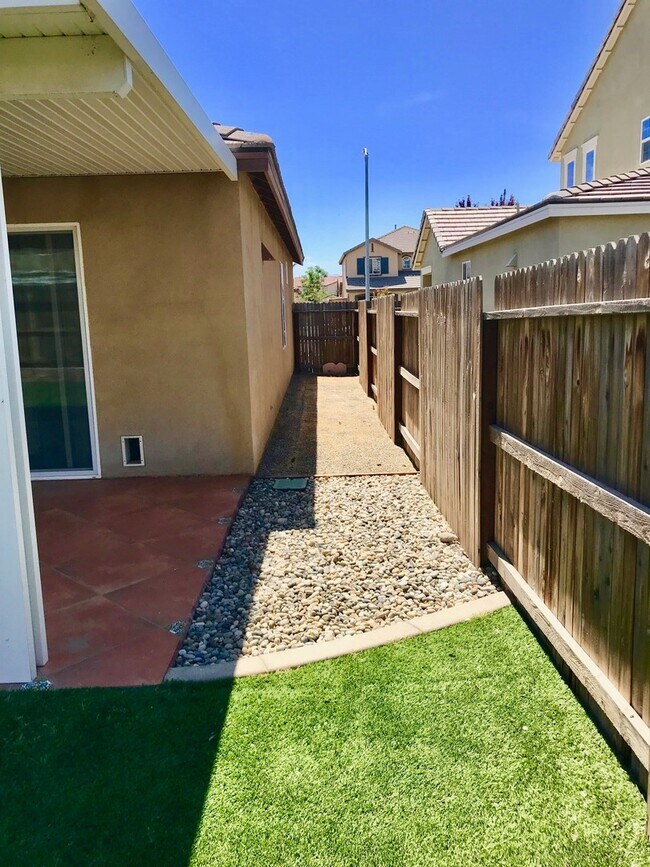 Building Photo - MUST SEE!!! Newer Home 4 bedroom 2 Bath Sp...