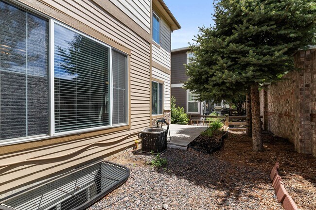 Building Photo - Spacious Townhome in Cherry Creek School District