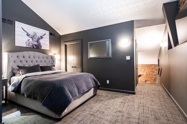 Building Photo - 223 S Hancock St