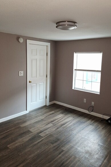 Building Photo - 130 Glenwood Ct