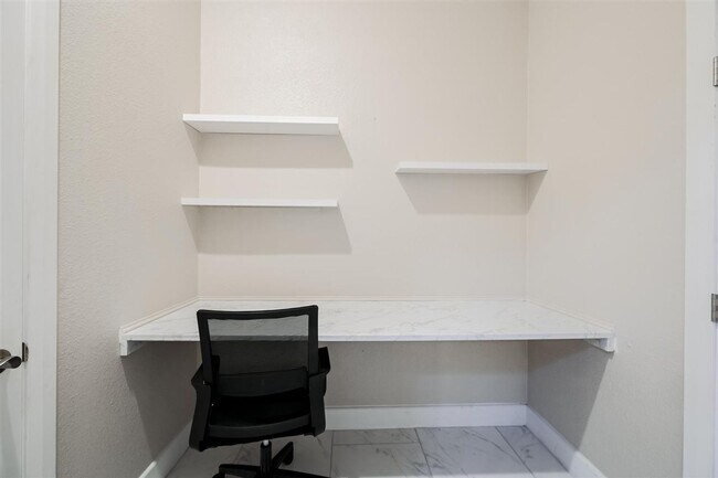 Building Photo - Fully Furnished - Turn Key - Short Term 31days+ - Sleeps up to 7