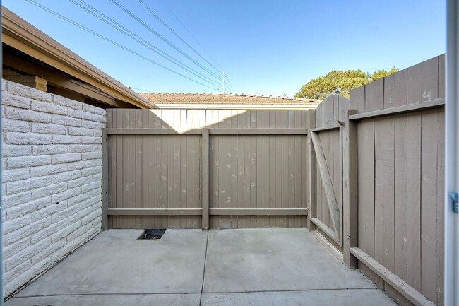 Building Photo - Beautifully remodeled single-story home in the heart of Solana Beach!