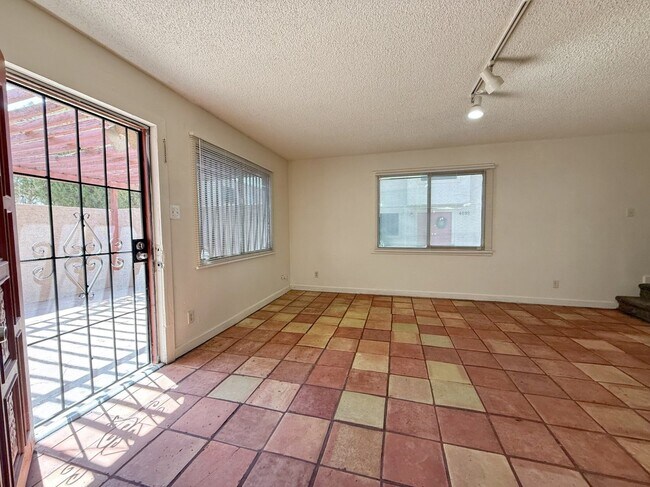 Building Photo - 4031 W Mesquite Ln