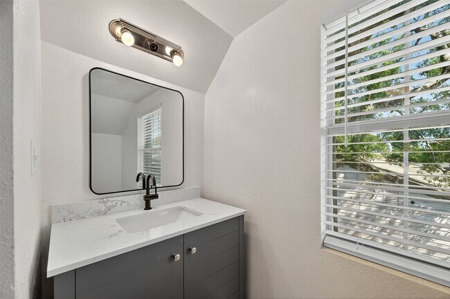 Building Photo - 501 Live Oak St