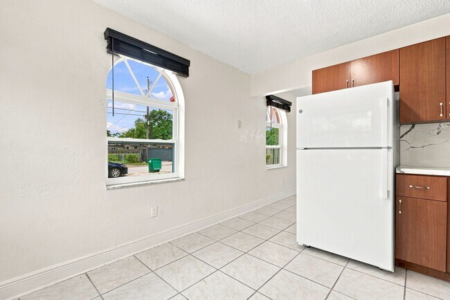 Building Photo - 872 NW 108th St