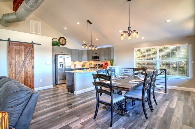 Building Photo - 1526 Lakeside Dr W