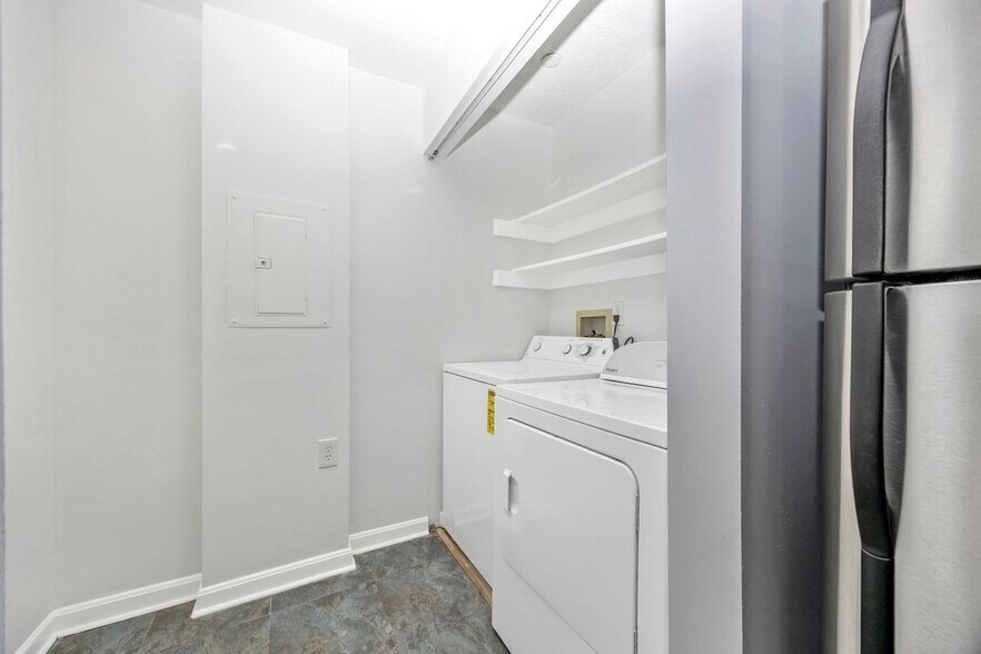 Building Photo - 10001 Vanderbilt Cir