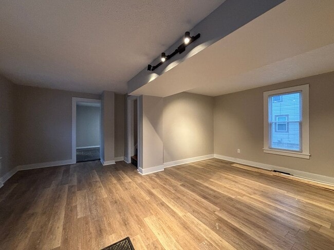 Building Photo - 3 Bedroom 1 Bath, Single Family Home, Lyell - Otis Neighborhood!